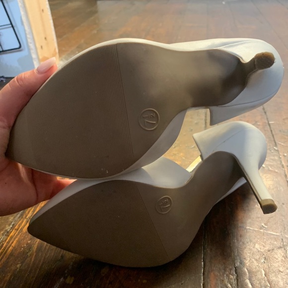 White pumps size 7 - Picture 2 of 3